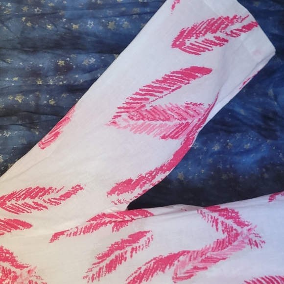 🍂3/$10 White Stag Lightweight White Cotton Blouse w/ Fuschia Feather/Leaf Print - Picture 4 of 11